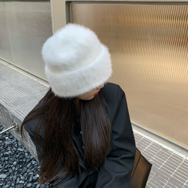 Une femme porte un bonnet doux en fourrure, vue de dessus du chapeau