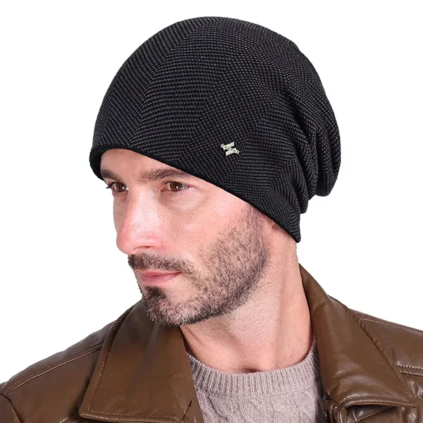 Un modèle porte un bonnet noir doublé en polaire sur fond blanc