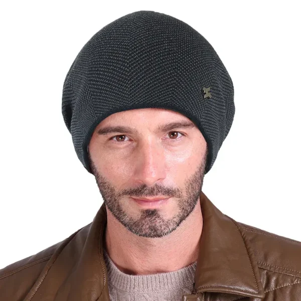 Un modèle porte un bonnet doublé en polaire sur fond blanc