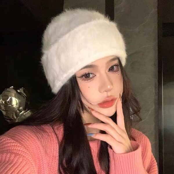 Jeune femme porte un bonnet en fourrure de lapin blanc