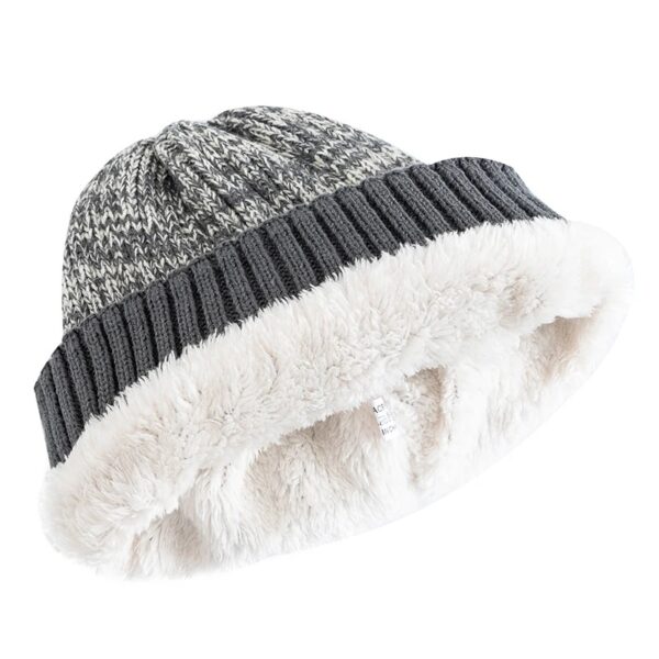 Un bonnet épais en laine gris est montré à plat sur fond blanc et on voit son intérieur double en polaire blanc et chaud
