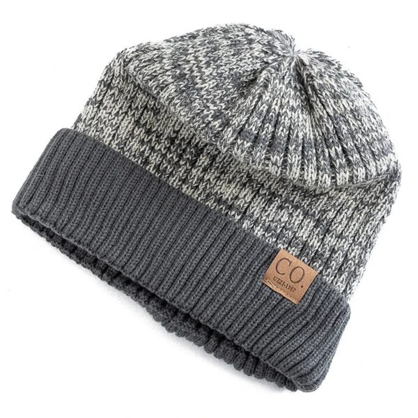 Un bonnet épais en laine gris est montré à plat sur fond blanc