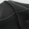 Zoom sur la matière polaire de qualité d'un bonnet noir