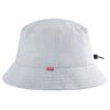 bob-chapeau-blanc-leger-aere Un bob chapeau blanc idéal pour le golf est présenté sur un fond blanc