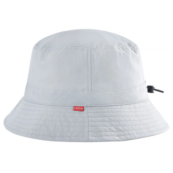 bob-chapeau-blanc-leger-aere Un bob chapeau blanc idéal pour le golf est présenté sur un fond blanc