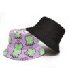 Un bob noir repose sur un bob avec des motifs amusant et colorés
