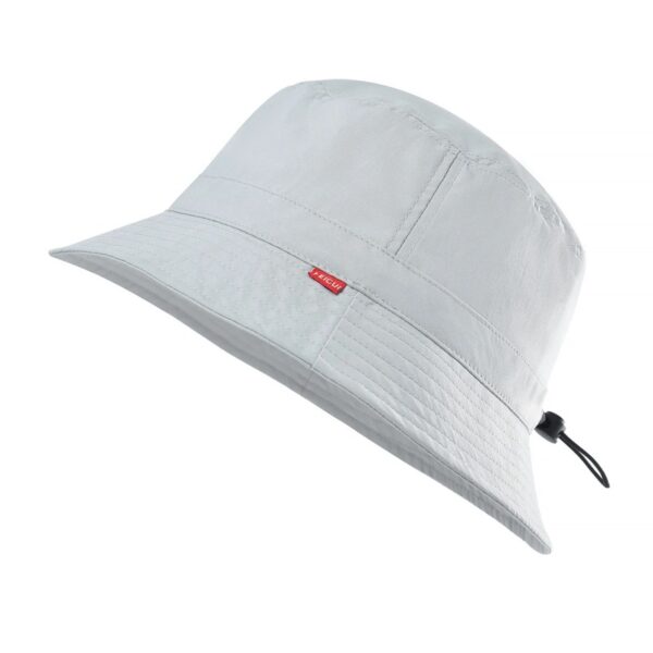 bob-golf-blanc Le bob de golf de couleur blanche léger en version été est présenté sur un fond blanc