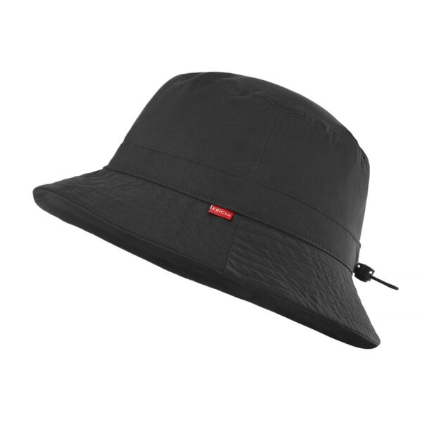 bob-golf-noir Le bob golf de couleur noire léger en version été est présenté sur un fond blanc