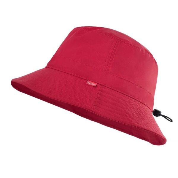 bob-golf-rouge Le bob de golf de couleur rouge léger en version été est présenté sur un fond blanc