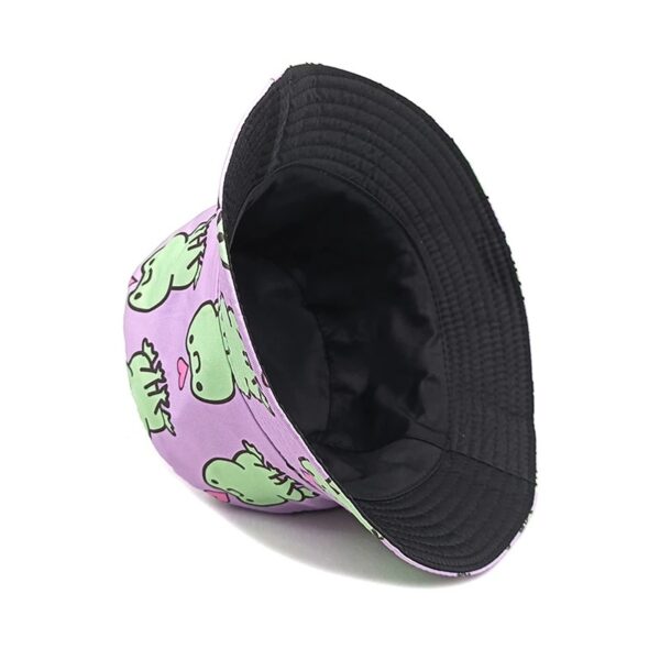Un bob grenouille renversé montre son intérieur noir