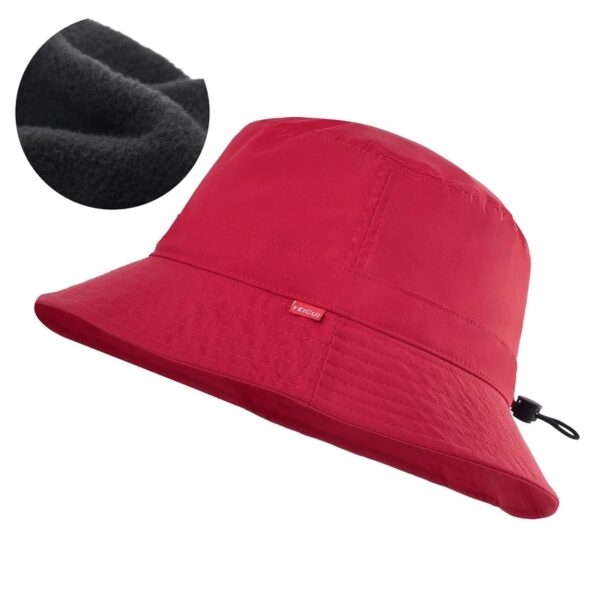 bob-rouge-parfait-pour-golf-en-ete Le bob chapeau de golf de couleur rouge en version hiver avec revêtement intérieur polaire est présenté sur un fond blanc