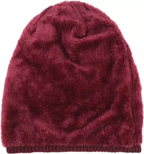 bonnet-chaud-interieur-fourrure Un bonnet rouge vin est retourné sur lui-même et montre sa doublure chaude
