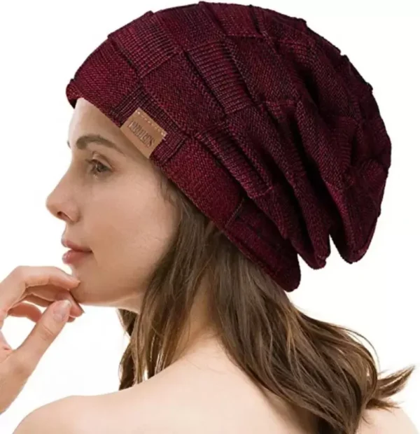 bonnet-femme-couleur-bordeaux Une femme porte un bonnet bordeaux sur un décor blanc