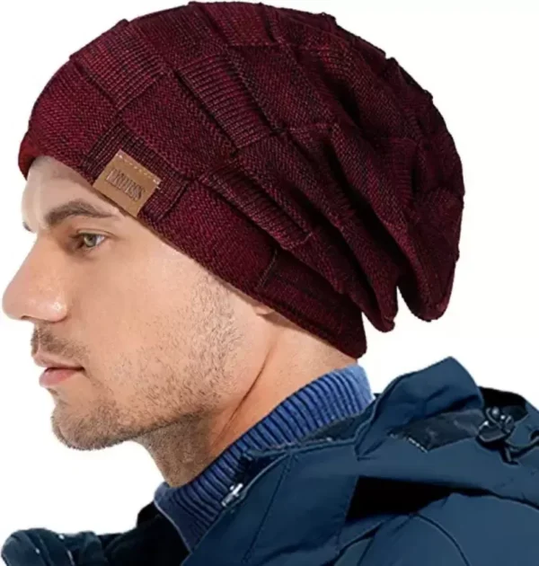 bonnet-pour-hommes-couleur-bordeaux Un homme porte un bonnet bordeaux sur un décor blanc