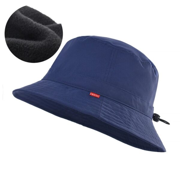 bucket-hat-bleu-marine-golfeurs Le bob chapeau de golf de couleur bleue marine en version hiver avec revêtement intérieur polaire est présenté sur un fond blanc