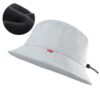 chapeau-bob-couleur-blanc-pour-golf Le bob chapeau de golf de couleur blanche en version hiver avec revêtement intérieur polaire est présenté sur un fond blanc