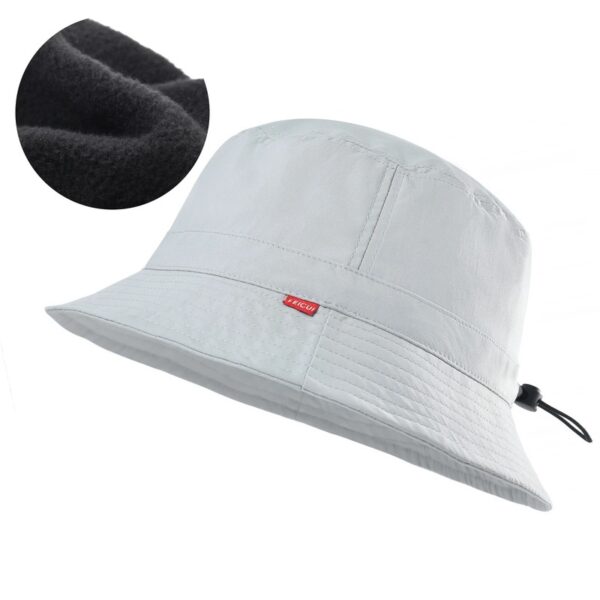 chapeau-bob-couleur-blanc-pour-golf Le bob chapeau de golf de couleur blanche en version hiver avec revêtement intérieur polaire est présenté sur un fond blanc