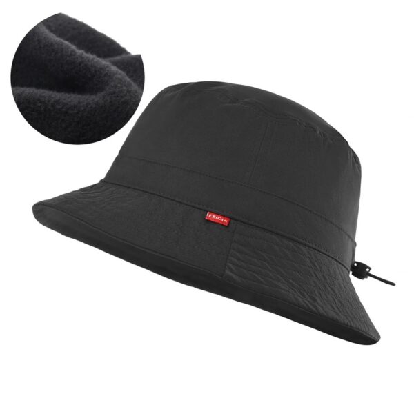chapeau-bob-couleur-noir-pour-golf Le bob chapeau de golf de couleur noire en version hiver avec revêtement intérieur polaire est présenté sur un fond blanc