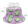 Un bob chapeau avec des petites grnouilles en dessin imprimées souriantes et mignones sur un fond blanc
