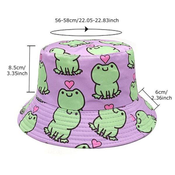Un bob chapeau avec des petites grnouilles en dessin imprimées souriantes et mignones sur un fond blanc