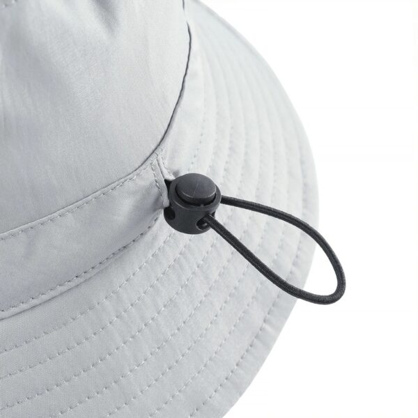 chapeau-de-golf-reglable Zoom sur le système de réglage du bob chapeau de golf blanc