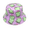 Un bob chapeau avec des petites grnouilles en dessin imprimées souriantes et mignones sur un fond blanc