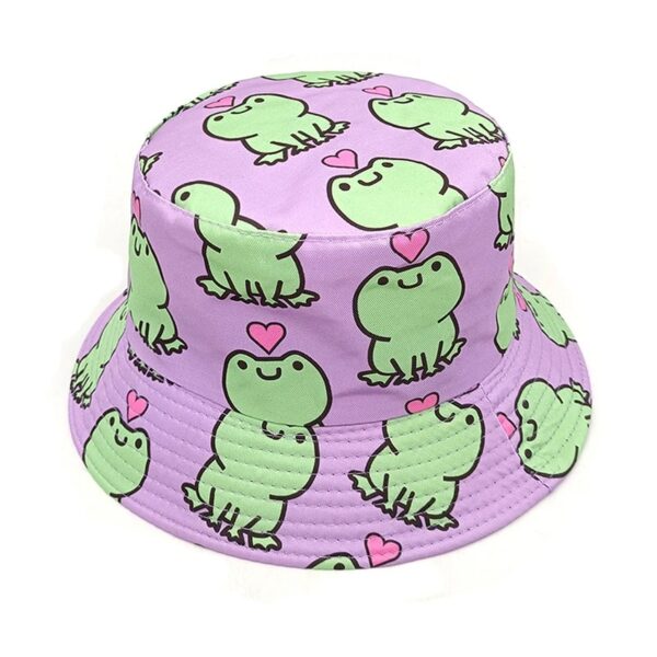 Un bob chapeau avec des petites grnouilles en dessin imprimées souriantes et mignones sur un fond blanc