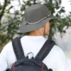 S6de8669ea7fa4c7ea2d78b083bb86e7 (1) Un homme style aventurier de dos porte un bob randonnée couleur vert armée sur la tête dans un décor de nature