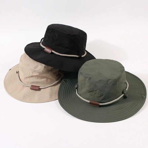 chapeau-de-pecheur-homme Trois chapeaux style randonnée sont présentés sur un fond gris clair