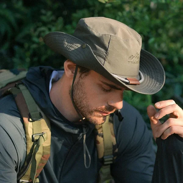 aventurier-porte-un-chapeau-vert Un aventurier porte un chapeau stylé dans une jungle