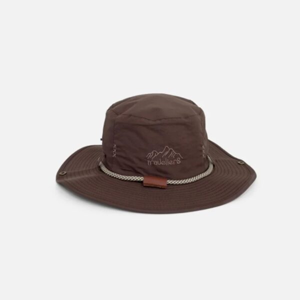 bob-randonnee-homme-marron Un chapeau d'aventurier de couleur marron sur un fond clair