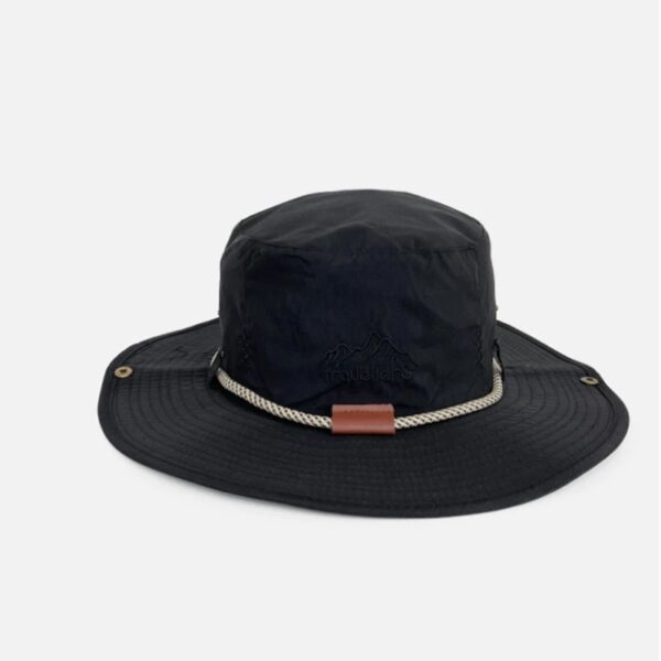 bob-randonnee-homme-noir Un chapeau d'aventurier de couleur noire sur un fond clair