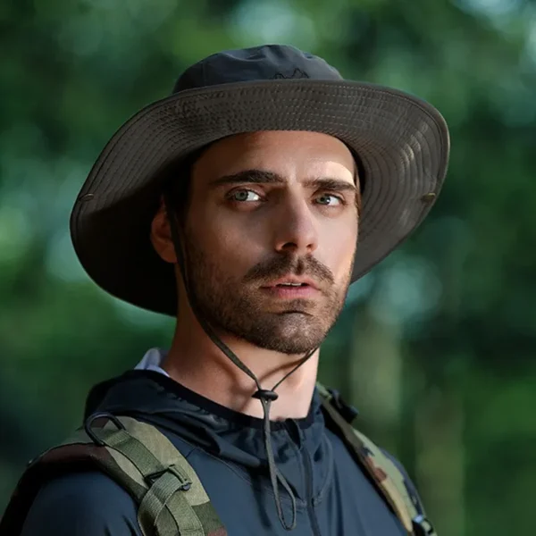 chapeau-anti-uv-exploration-resistant-chaleur Un aventurier porte un chapeau stylé dans une jungle