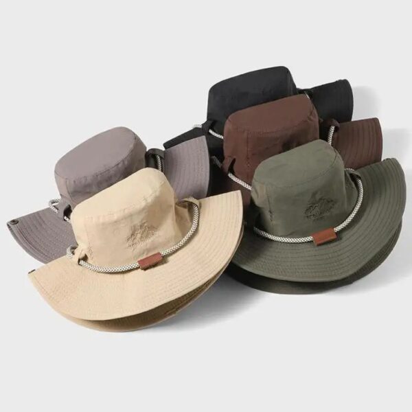 chapeau-style-aventurier-pour-la-randonnee-voyages-plage-nature Plusieurs chapeaux sont exposés sur un décor clair