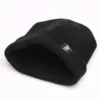 bonnet-unisexe-classique-noir Bonnet noir en coton chaud vu intérieur – look casual hiver