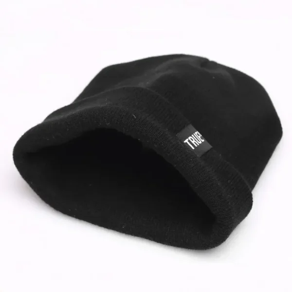 bonnet-unisexe-classique-noir Bonnet noir en coton chaud vu intérieur – look casual hiver