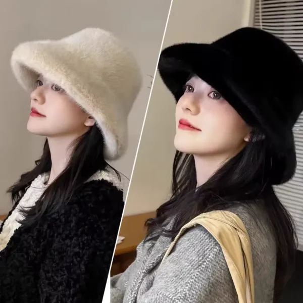 Un modèle porte un bob en fourrure tantôt noir tantôt beige
