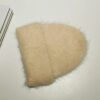 bonnet-alpaga-beige-avec-revers-laine-duveteuse Bonnet alpaga beige avec revers épais, composé de laine duveteuse, conçu pour offrir confort et chaleur pendant l’hiver.
