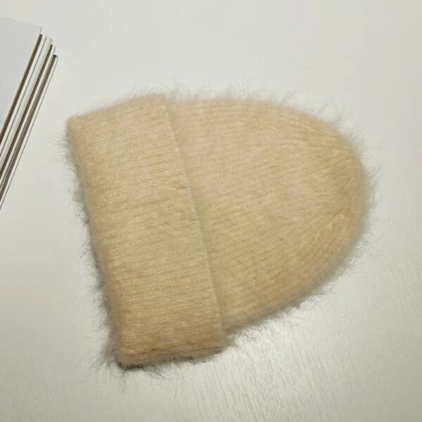 bonnet-alpaga-beige-avec-revers-laine-duveteuse Bonnet alpaga beige avec revers épais, composé de laine duveteuse, conçu pour offrir confort et chaleur pendant l’hiver.