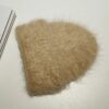 bonnet-alpaga-beige-naturel-sans-revers-style-minimaliste Bonnet en alpaga beige naturel sans revers, au style minimaliste et doux, photographié sur une surface claire.