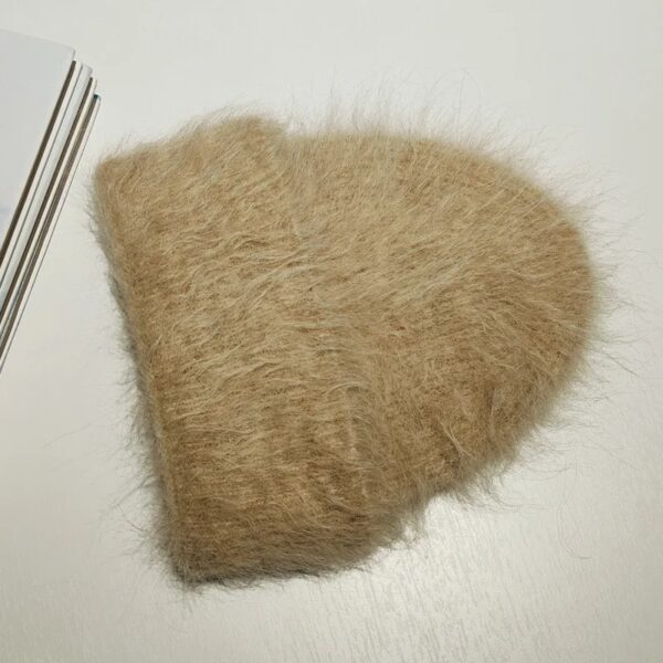bonnet-alpaga-beige-naturel-sans-revers-style-minimaliste Bonnet en alpaga beige naturel sans revers, au style minimaliste et doux, photographié sur une surface claire.