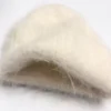 bonnet-alpaga-blanc-gros-plan-texture-moelleuse Gros plan sur un bonnet alpaga blanc montrant sa texture moelleuse et duveteuse, mettant en valeur la douceur de la laine