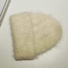 bonnet-alpaga-ecru-avec-revers-style-classique-hiver Bonnet en alpaga blanc avec revers, style classique et intemporel, idéal pour se protéger du froid tout en restant élégant.