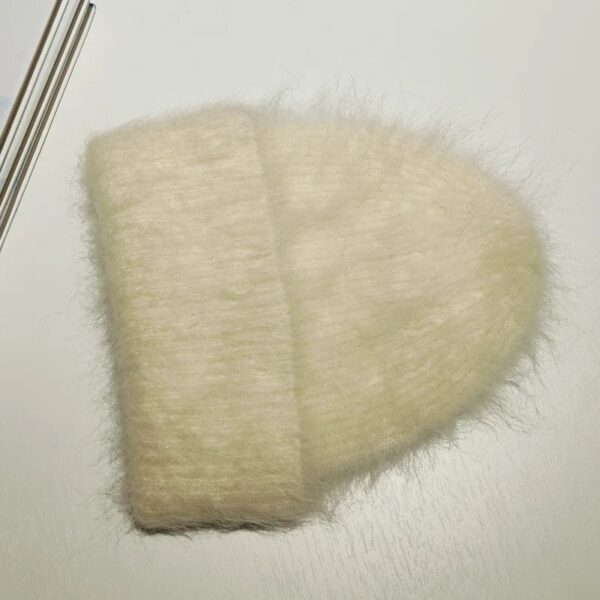 bonnet-alpaga-ecru-avec-revers-style-classique-hiver Bonnet en alpaga blanc avec revers, style classique et intemporel, idéal pour se protéger du froid tout en restant élégant.