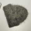 bonnet-alpaga-gris-naturel-duveteux-poils-longs-chaud Bonnet en alpaga gris naturel, à poils longs et toucher moelleux, apportant un style chic et chaleureux pour la saison froide.
