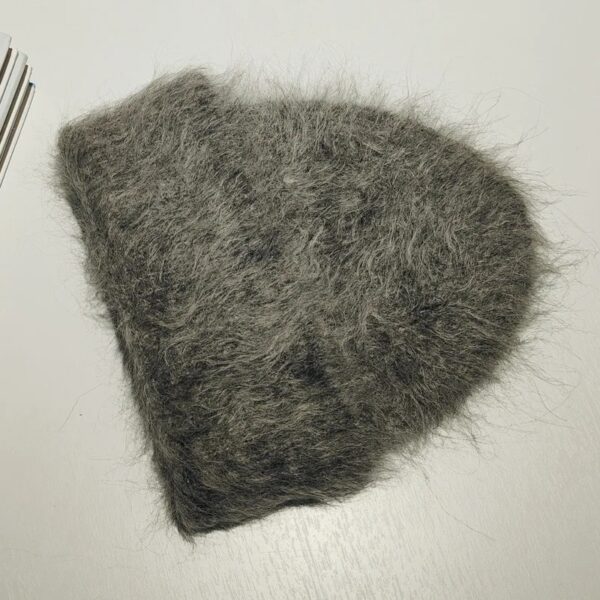 bonnet-alpaga-gris-naturel-duveteux-poils-longs-chaud Bonnet en alpaga gris naturel, à poils longs et toucher moelleux, apportant un style chic et chaleureux pour la saison froide.
