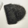 bonnet-alpaga-gris-foncé-poils-longs-style-chic Bonnet alpaga gris foncé avec poils longs et texture moelleuse, parfait pour affronter les basses températures en hiver.