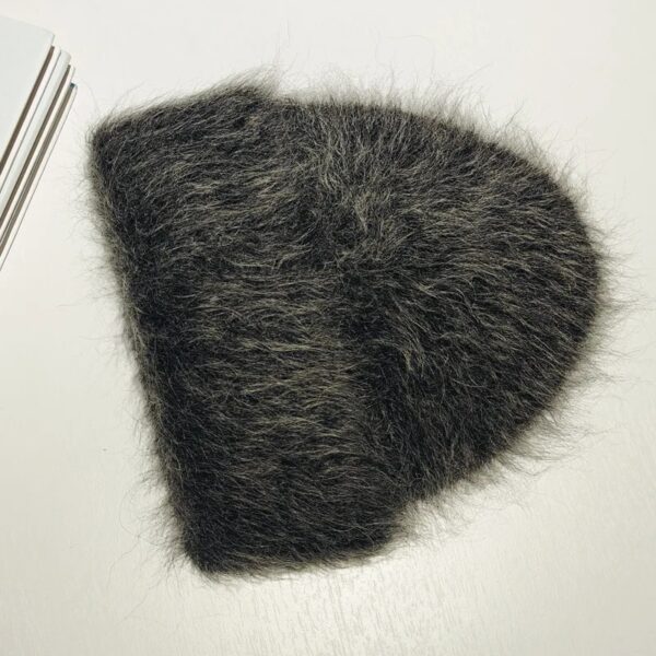 bonnet-alpaga-gris-foncé-poils-longs-style-chic Bonnet alpaga gris foncé avec poils longs et texture moelleuse, parfait pour affronter les basses températures en hiver.