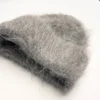 bonnet-laine-gris-hiver-style-confort-chaleur Bonnet chaud en laine grise, au toucher moelleux et chaud, posé sur une table blanche, idéal pour l’hiver et les temps froids.