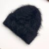 bonnet-alpaga-noir-duveteux-haute-chaleur-hiver Bonnet alpaga noir avec texture duveteuse et poils longs, conçu pour offrir une haute chaleur pendant l’hiver.